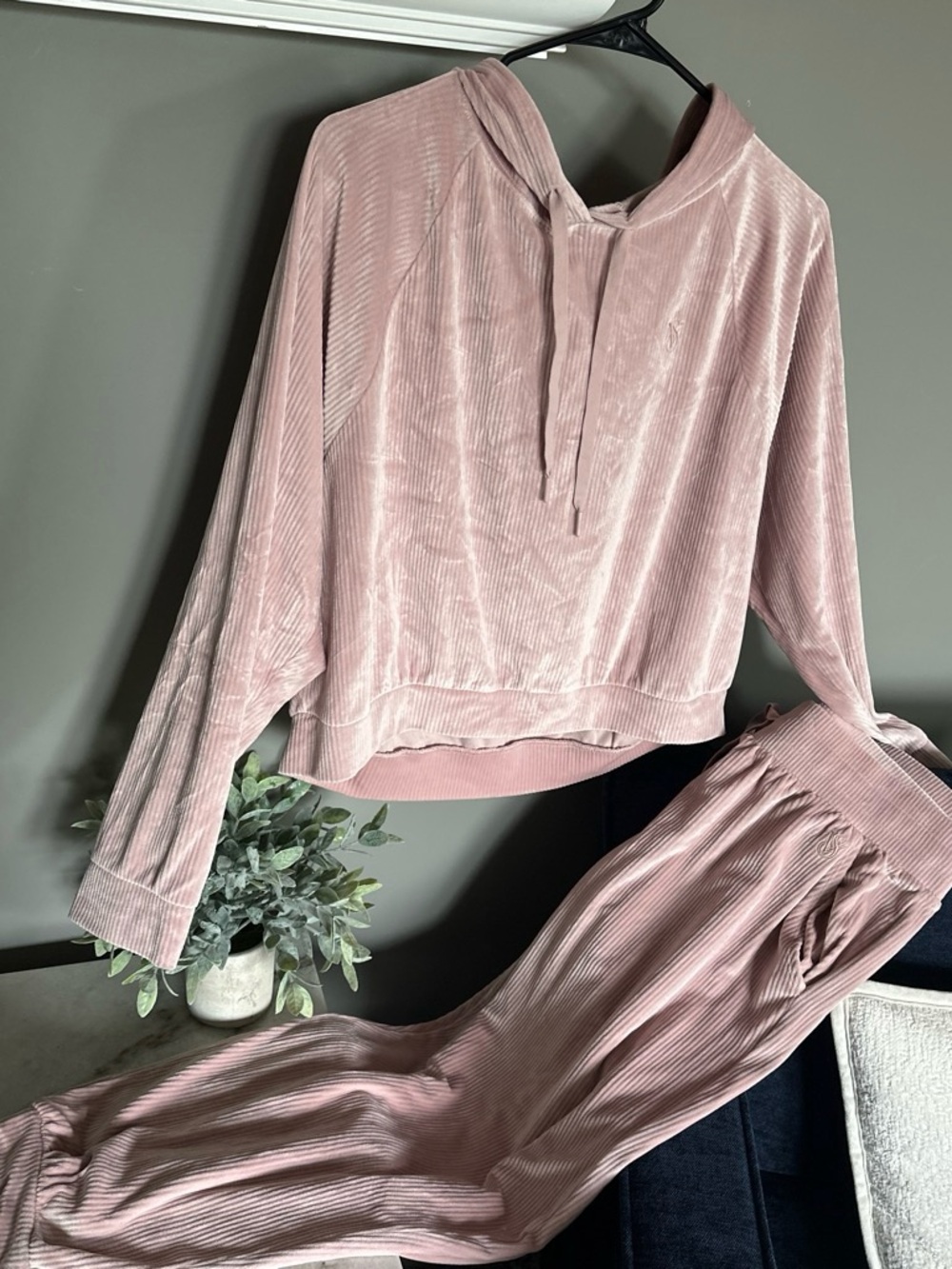 Victoria’s Secret Women's Velvet Cropped Jacket and Jogger Set- Dust Pink